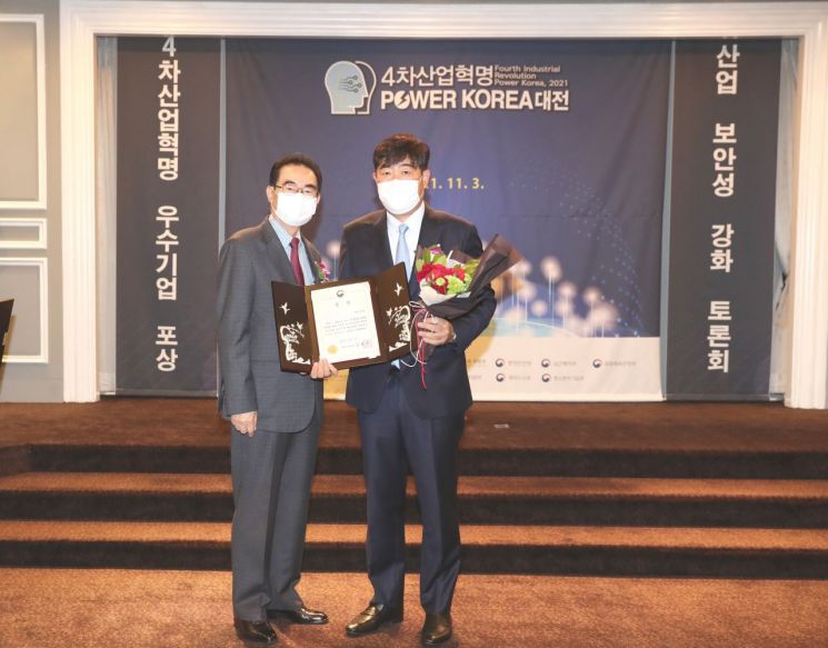 진교문 이지팜 대표이사(사진 오른쪽)가 3일 여의도에서 열린 2021 4차 산업혁명 Power Korea 대전에서 농식품부 장관상을 수상한 뒤 기념촬영을 하고 있다. 사진제공 = 이지팜