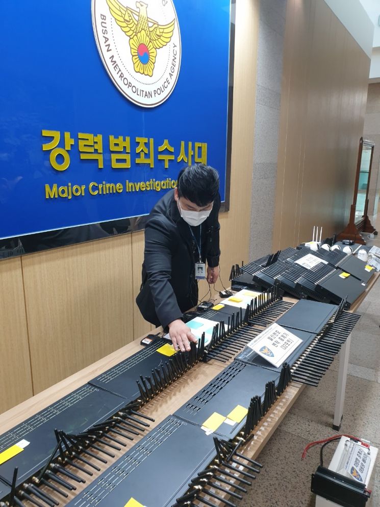 압수된 보이스피싱 전화번호 변조기들. [이미지출처=부산경찰청]