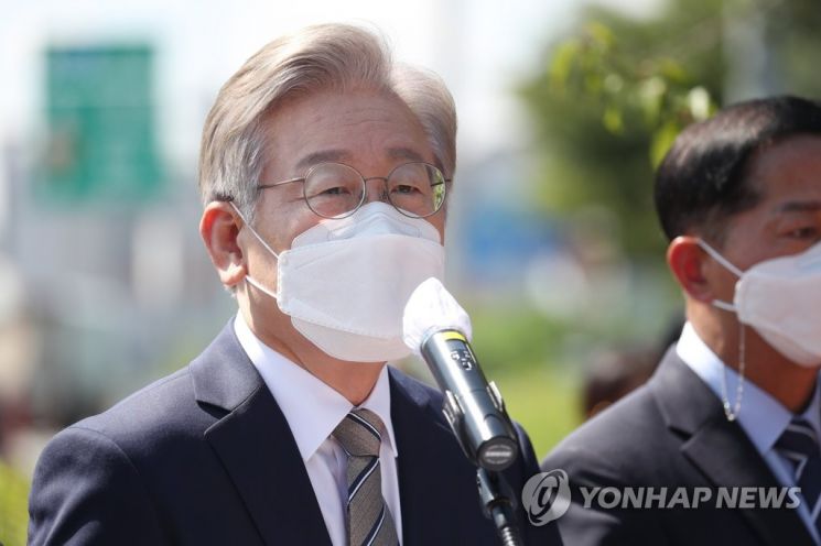 이재명 전 경기지사가 9월3일 경기도 김포시 걸포동 일산대교 요금소에서 열린 일산대교 무료화를 위한 공익처분 추진 브리핑에서 질문에 답하고 있다 [이미지출처=연합뉴스]