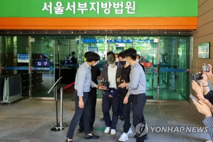 서울 마포구의 한 오피스텔에서 자신과 말다툼을 하던 여자친구를 폭행해 숨지게 한 30대 남성이 지난9월 15일 서울서부지법에서 구속 전 피의자 심문(영장실질심사)을 마친 뒤 법정에서 나오고 있다 [이미지출처=연합뉴스]