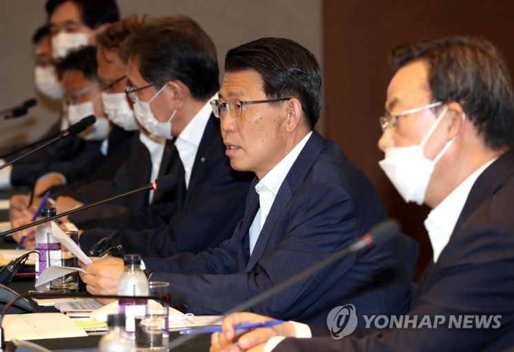 지난해 7월 16일 서울 중구 은행회관에서 열린 '제43차 금융중심지 추진위원회'에서 발언하는 은성수 금융위원장. [이미지출처=연합뉴스]