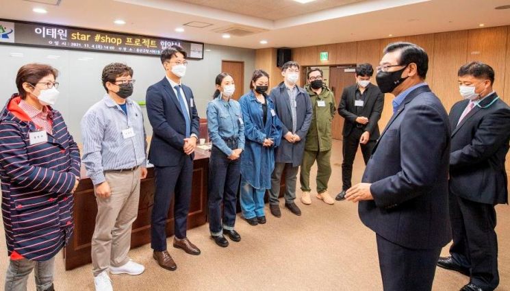 성장현 용산구청장(오른쪽 2번째)이 4일 용산구청 대회의실에서 열린 이태원 스타샵 프로젝트 협약식에서  사업 참가자들을 격려했다.