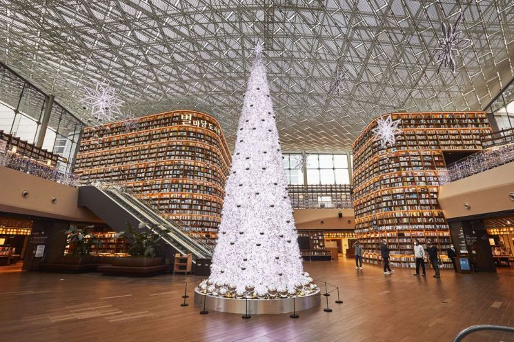 "벌써 겨울…스타필드 코엑스몰에 대형 트리 등장"