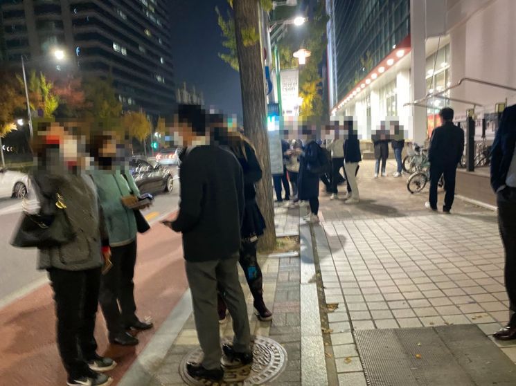청약자 12만명이 몰린 오피스텔 '신길 AK 푸르지오'의 당첨자 발표가 나온 직후인 5일 오후 서울 양천구 목동의 한 대형마트 앞에 부동산 중개업소 관계자들이 모여있다. 이곳에서 100M 떨어진 곳에 해당 오피스텔의 모델하우스가 있고 5일부터 당첨자 계약이 진행된다.