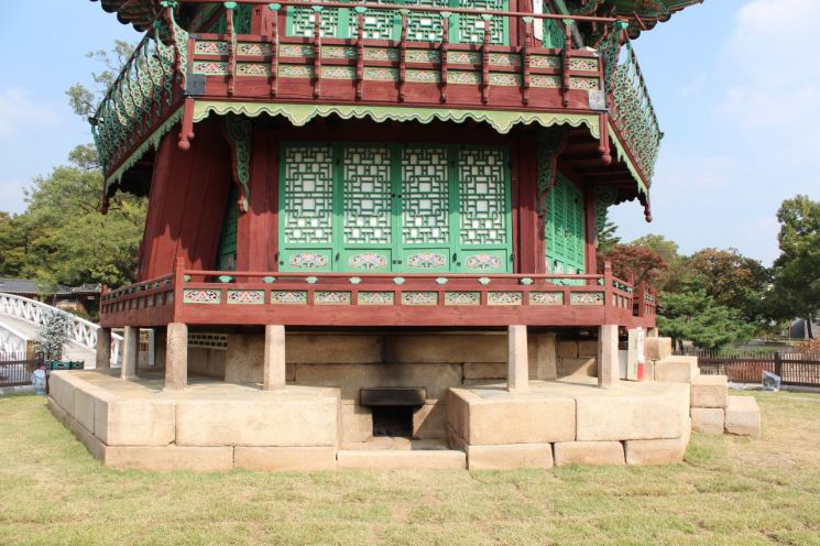 경복궁 연못 정자 '향원정' 3년 만에 제모습 되찾아