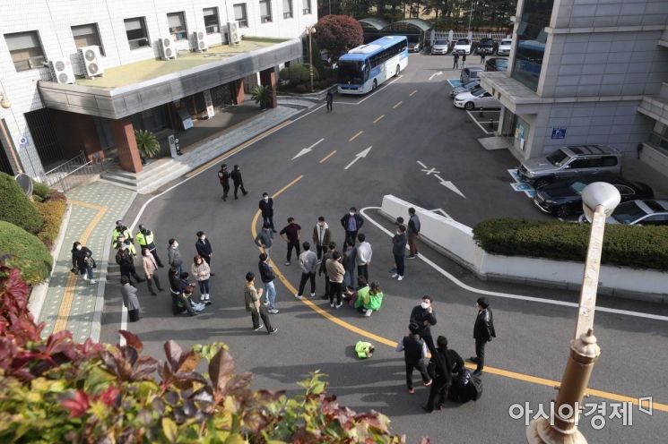 전국교육공무직본부가 전국 시도교육청 앞에서 학교 비정규직에 대한 차별을 해소해달라며 무기한 철야 농성에 돌입하겠다고 밝힌 5일 서울시교육청 앞에서 조희연 교육감과의 만남을 요구하는 비정규직 노동자들이 경찰과 대치하고 있다. /문호남 기자 munonam@