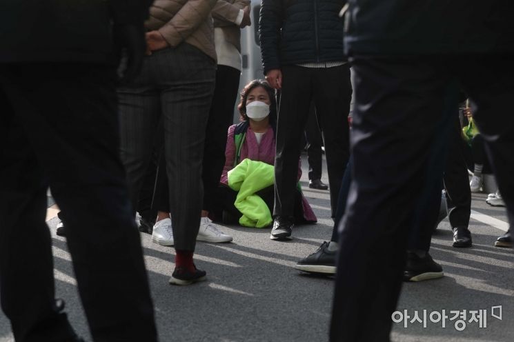 전국교육공무직본부가 전국 시도교육청 앞에서 학교 비정규직에 대한 차별을 해소해달라며 무기한 철야 농성에 돌입하겠다고 밝힌 5일 서울시교육청 앞에서 경찰들이 비정규직 노동자의 출입을 막고 있다. /문호남 기자 munonam@