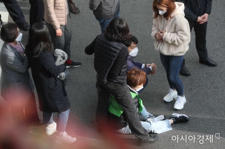 전국교육공무직본부가 전국 시도교육청 앞에서 학교 비정규직에 대한 차별을 해소해달라며 무기한 철야 농성에 돌입하겠다고 밝힌 5일 서울시교육청 앞에서 비정규직 노동자들이 조희연 교육감과의 만남을 요구하고 있다. /문호남 기자 munonam@
