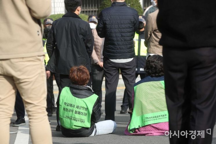 전국교육공무직본부가 전국 시도교육청 앞에서 학교 비정규직에 대한 차별을 해소해달라며 무기한 철야 농성에 돌입하겠다고 밝힌 5일 서울시교육청 앞에서 조희연 교육감과의 만남을 요구하는 비정규직 노동자들이 경찰과 대치하고 있다. /문호남 기자 munonam@