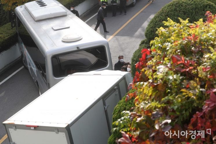 전국교육공무직본부가 전국 시도교육청 앞에서 학교 비정규직에 대한 차별을 해소해달라며 무기한 철야 농성에 돌입하겠다고 밝힌 5일 서울시교육청 앞에서 비정규직 노동자들이 조희연 교육감과의 만남을 요구하고 있다. /문호남 기자 munonam@