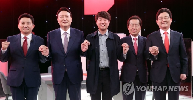 국민의힘 대선 경선 후보자 제10차 합동토론회가 열린 지난달 31일 저녁 서울 여의도 KBS 스튜디오에서 이준석 당대표(가운데)와 원희룡(왼쪽부터), 윤석열, 유승민, 홍준표 대선 경선 후보가 토론 시작에 앞서 포즈를 취하고 있다. [이미지출처=연합뉴스]