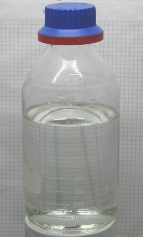 병에 담긴 염산. 무색의 액체이기 때문에 육안으로 보기에는 물과 큰 차이점이 없다. / 사진=위키피디아 캡처