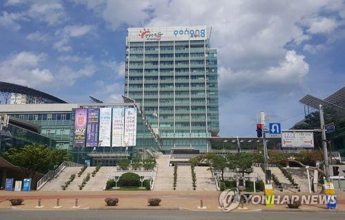 행정에 불만을 품은 민원인이 경북 포항시청 안으로 들어가 공무원의 얼굴에 염산을 뿌린 사건이 벌어졌다. / 사진=연합뉴스