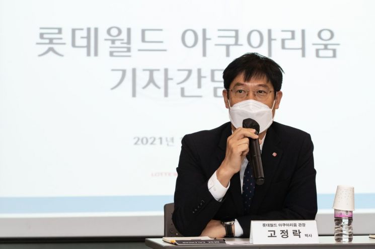 롯데월드, 벨루가 '벨라' 내년 말 방류적응장 이송…최종 방류는 미정