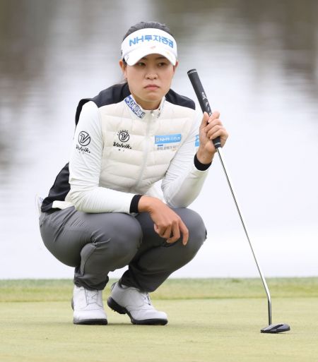 박민지가 S-OIL챔피언십 첫날 4번홀에서 퍼팅 라인을 읽고 있다. 사진제공=KLPGA