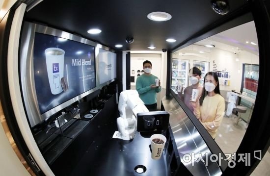 성남 분당구 다날 본사에서 진행된 ‘비트3X 론칭 기념 미디어데이’에서 3세대 커피 로봇이 적용된 무인 매장 플랫폼 비트박스(b;eat box)가 공개되고 있다. 다날의 푸드테크 기업 비트코퍼레이션은 이날 미디어데이를 통해 미래형 리테일 플랫폼 비즈니스의 새로운 기준과 향후 사업 비전을 소개했다./성남=김현민 기자 kimhyun81@