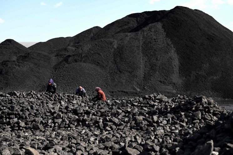 3일 중국 산시성 다퉁시의 한 탄광 인근에서 노동자들이 석탄 분류 작업을 하고 있다. [이미지출처=연합뉴스]