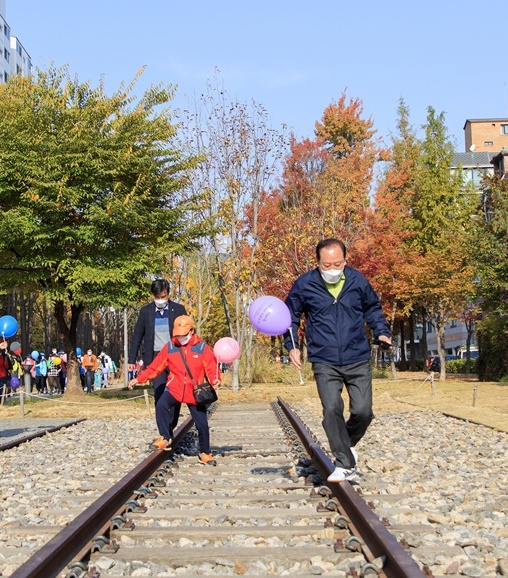 유동균 마포구청장(오른쪽)이 연남동 경의선 숲길에서 진행된 ‘제14회 새우젓축제와 함께하는 소상공인 응원 건강 걷기대회’ 참석해 경의선 철길을 걷고 있다.