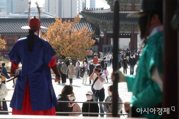 [포토]포근한 '입동' 경복궁 찾아 가을 정취 느끼는 시민들 