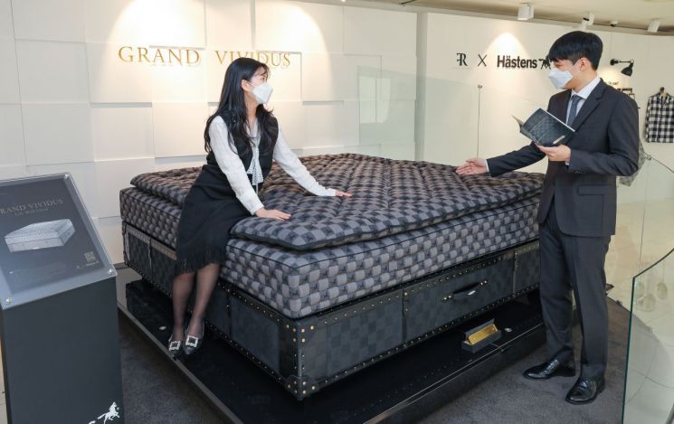 [Photo] "Selling Price 500 Million KRW" … Hyundai Department Store Unveils 'Korea's Most Expensive' Swedish Bed