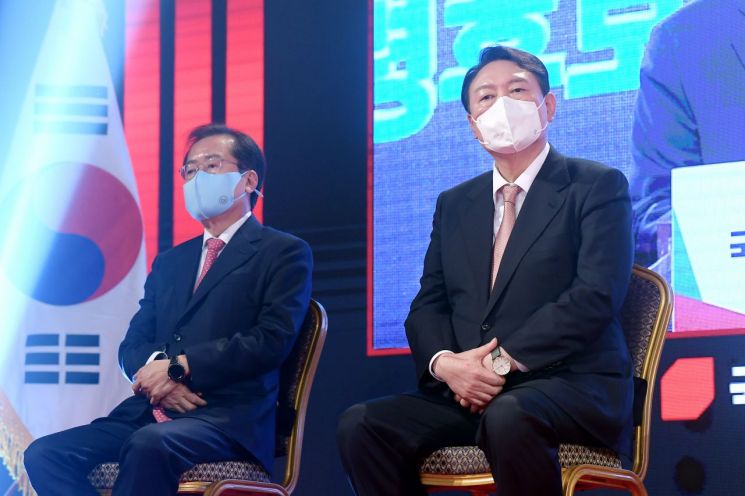 지난 5일 국민의힘 제2차 전당대회 당시 대선 경선 결과 발표를 기다리는 후보들. / 사진=연합뉴스