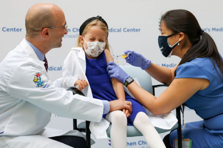 미국에서 5~11세의 어린이를 상대로 코로나19 백신 접종이 시작된 가운데 뉴욕주의 한 어린이가 백신을 접종 받고있다 [이미지출처=로이터연합뉴스]