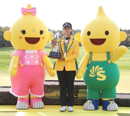 박지영이 S-OIL챔피언십 우승 직후 트로피를 들고 환호하고 있다. 사진제공=KLPGA