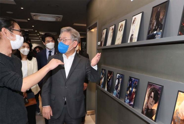 이재명 더불어민주당 대선 후보가 지난 3일 오후 경기도 부천테크노밸리 U1센터에서 진행된 'K-웹툰의 역사를 다시 쓰는 웹툰 작가들과 만나다' 간담회에 참석해 웹툰 작업공간을 둘러보고 있다. / 사진=연합뉴스