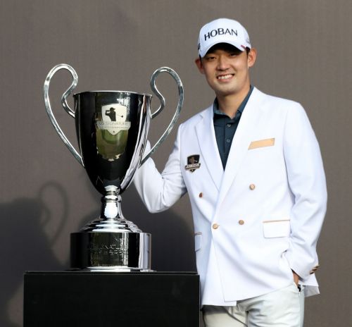 '돌아온 탕아' 김비오 역전우승 "2년 2개월 만에~"…김주형 "타이틀 싹쓸이"