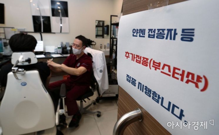 얀센 접종자와 요양병원과 요양시설의 입원·입소·종사자에 대한 코로나19 백신 추가접종(부스터샷)이 시작된 8일 서울 서초구 연세위드이비인후과의원에서 얀센 접종자가 추가 접종을 하고 있다./김현민 기자 kimhyun81@