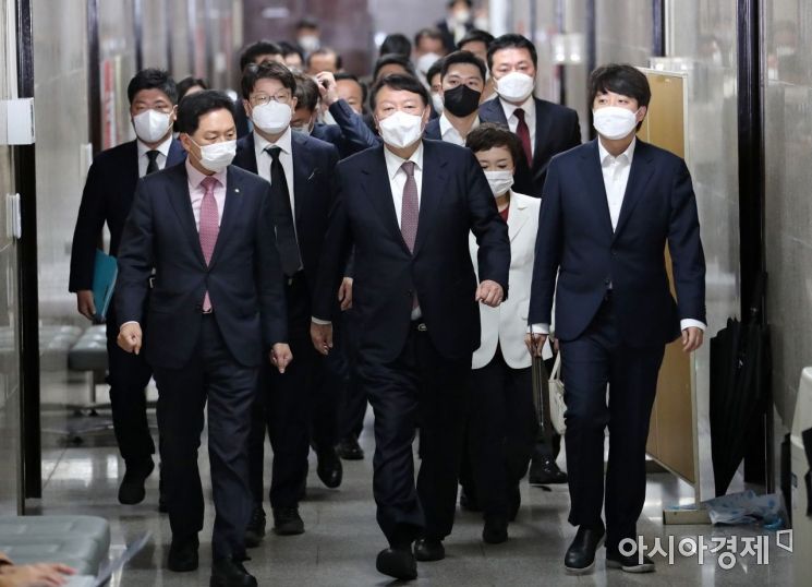 윤석열 국민의힘 대선 후보가 8일 국회에서 열린 최고위원회의에 참석하고 있다./윤동주 기자 doso7@