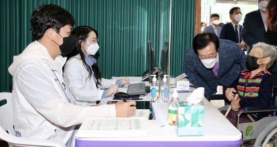 지난 6월 박우량 신안군수가 접종센터를 방문해 격려하고 있다. ⓒ 아시아경제