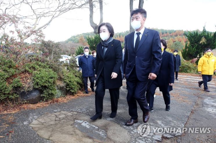 8일 오후 광주 북구 민족민주열사 묘역 앞에서 심상정 정의당 대선 후보가 바닥에 놓인 '전두환 방문 기념 비석'을 밟고 지나고 있다. [이미지출처=연합뉴스]