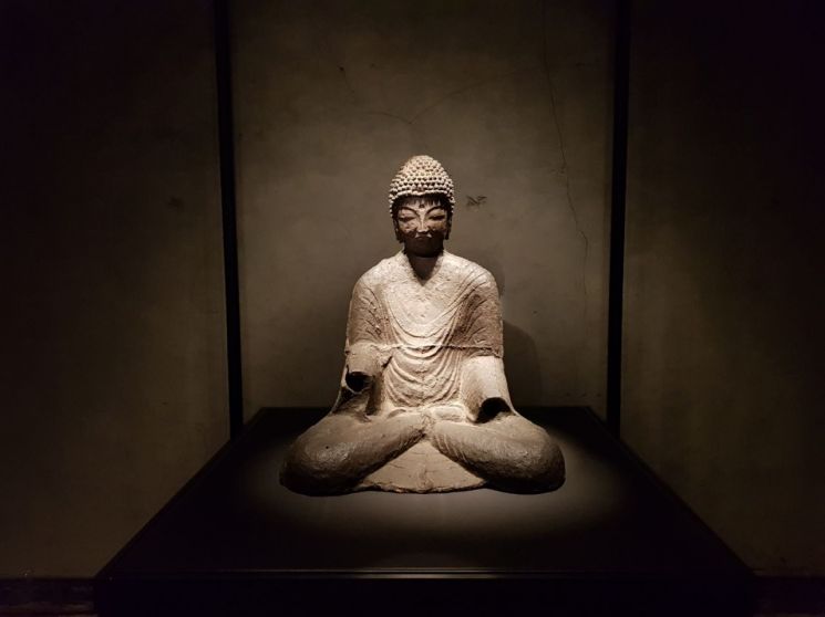 10세기 고려시대 때 제작된 '철조여래좌상'.