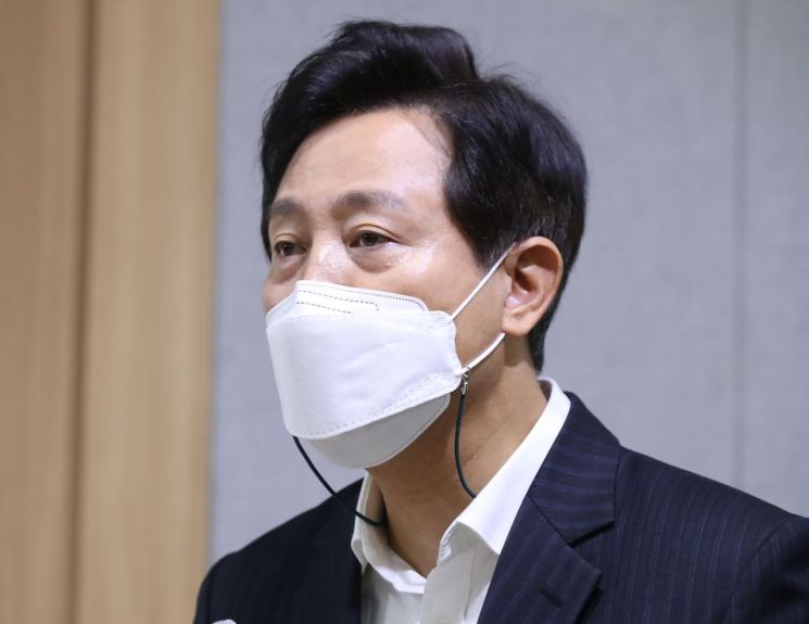 오세훈 서울시장이 지난 1일 오전 서울시청 브리핑룸에서 2022년도 서울시 예산안을 발표하고 있다. [이미지출처=연합뉴스]