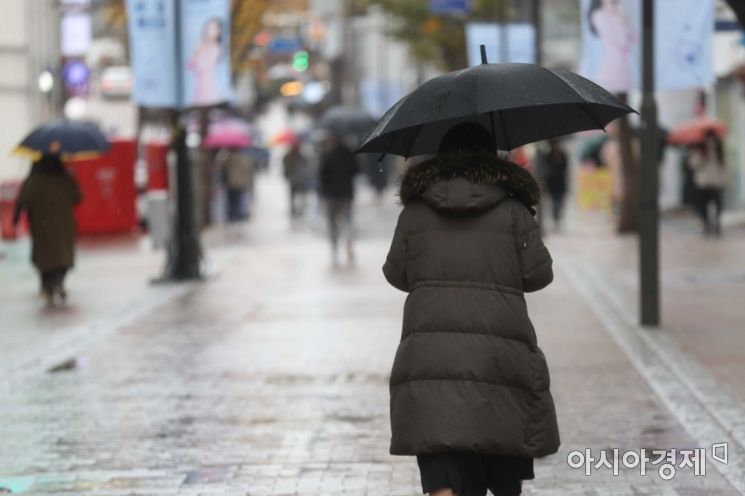 전국적으로 초겨울 추위가 찾아온 9일 서울 명동 거리에서 두꺼운 옷을 입은 시민들이 이동하고 있다. /문호남 기자 munonam@