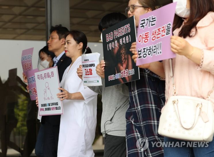 양육비해결모임 회원들이 지난해 7월7일 서초동 서울중앙지검에서 양육비 미지급자에 대한 고소장을 접수하기 위해 걸어가고 있다./사진=연합뉴스