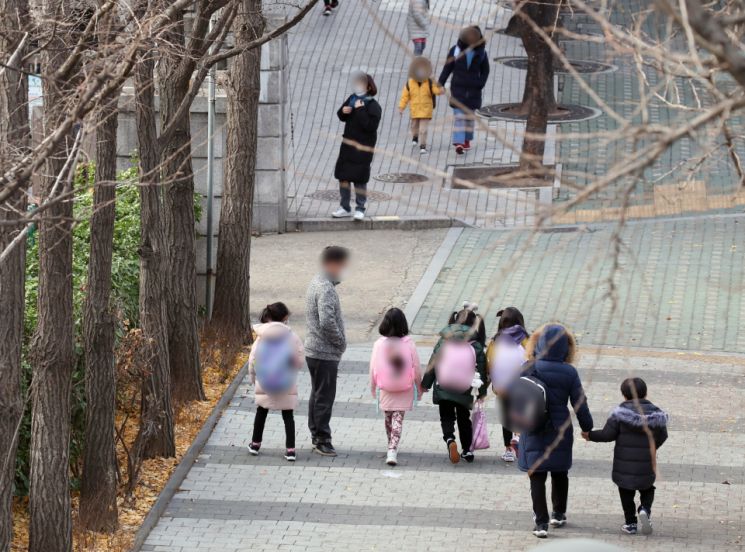 등교하는 아이들. 사진은 기사 중 특정 표현과 관련 없음./사진=연합뉴스