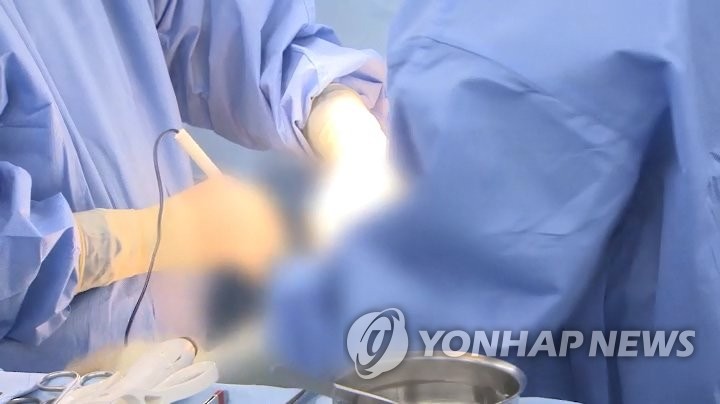 A씨는 두 차례의 수술을 받은 뒤 보행이 불편하며 하체에 감각이 없는 등 일상생활이 불가능한 상태라고 호소했다. 사진은 기사 중 특정 표현과 관계 없음. / 사진=연합뉴스