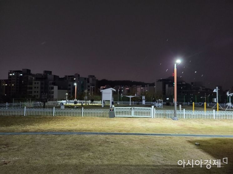 10일 서울에 이번 겨울 첫눈이 내렸다. 오전 6시 송월동 기상관측소에서 눈을 촬영한 모습.(사진제공=기상청)