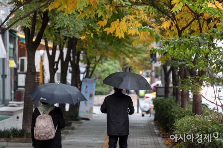 지난 10일 서울 마포역 일대에서 시민들이 우산을 쓰고 이동하고 있다./강진형 기자aymsdream@