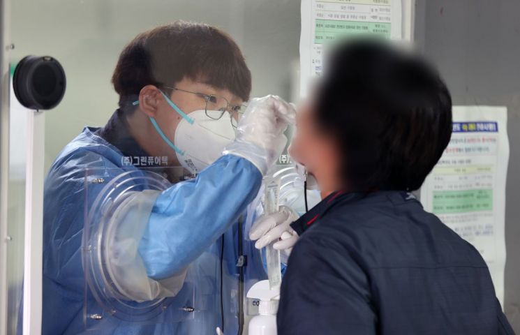 9일 서울 동대문구 청량리역 광장에 마련된 코로나19 임시 선별검사소에서 의료진이 검체를 채취하고 있다. [이미지출처=연합뉴스]