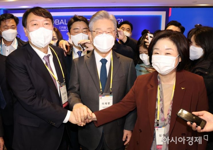 이재명 더불어민주당 대선후보와 윤석열 국민의힘 대선후보, 심상정 정의당 대선후보가 10일 서울 광장동 그랜드워커힐서울에서 열린 한 행사에 참석, 인사를 나누고 있다./국회사진기자단