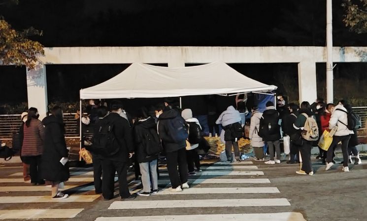 9일 오후 광주 북구 국립 5·18 민주묘지 인근에서 한국대학생진보연합 소속 학생들이 오는 10일로 예정된 국민의힘 윤석열 대선 후보의 5·18 참배를 저지하기 위해 밤샘 농성을 준비하고 있다. / 사진=연합뉴스