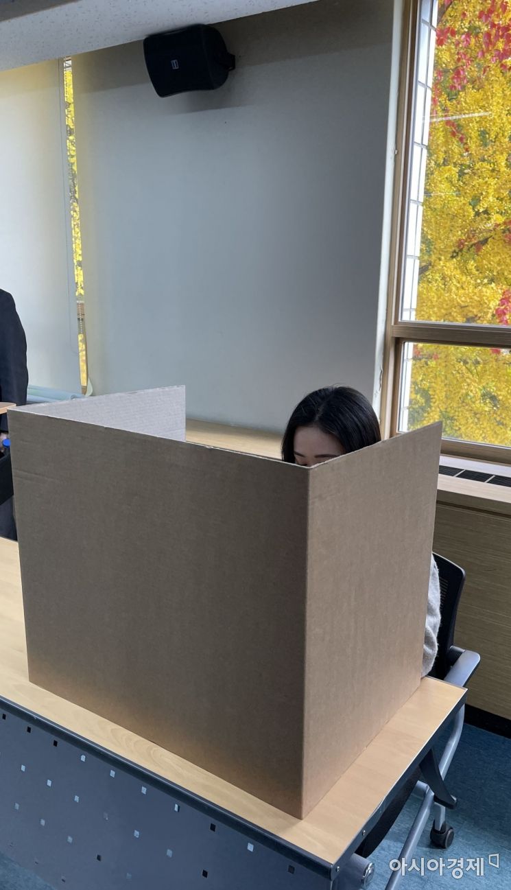 수능 시험 당일 점심시간에 설치하도록 배부되는 종이칸막이(사진제공=서울시교육청)