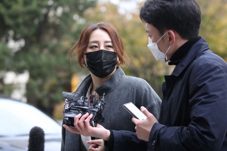 '고발 사주' 의혹 최초 제보자인 조성은 씨가 명예훼손 등의 혐의로 국민의힘 의원들을 고소한 사건에 대한 고소인 조사를 받기 위해 10일 오전 서울 마포구 서울경찰청 반부패·공공범죄수사대로 들어서며 취재진의 질문에 답하고 있다. [이미지출처=연합뉴스]