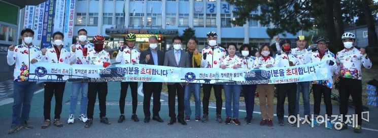 군청 앞 광장에서 강진 MTB 동호회 회원들과 이승옥 군수가 출정식을 했다. ⓒ 아시아경제