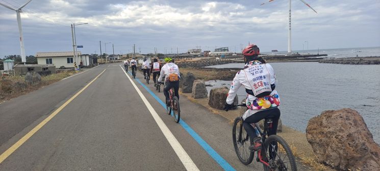 강진 MTB 동호회가 지난 5일부터 7일까지 제주도에서 강진군 홍보를 하고 있다. ⓒ 아시아경제