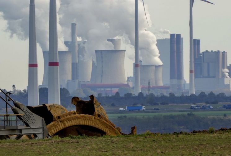 )독일 뤼체라트의 가르츠바일러 노천 석탄 광산 인근에 자리 잡고 있는 석탄화력발전소의 굴뚝에서 수증기가 솟아오르고 있는 모습. [이미지출처=연합뉴스]