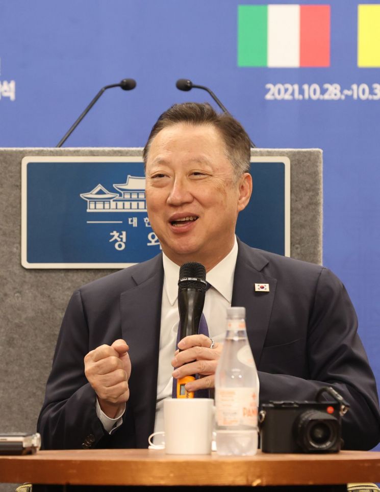 두 아들과 두산그룹 떠나는 박용만…"삼부자 모두 독립, 그늘에 있는 사람들 더 돌볼 것"(상보)